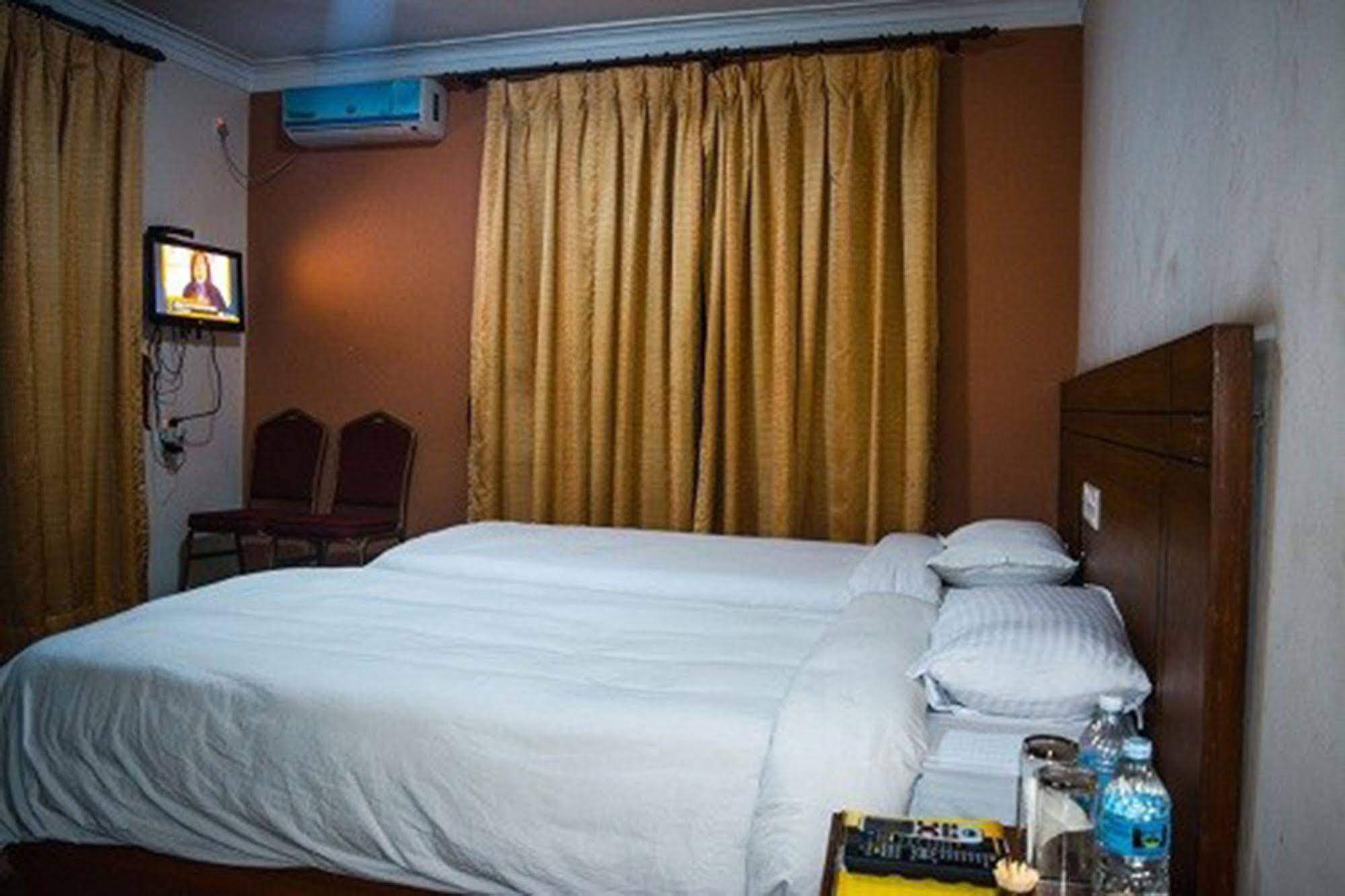 Aryal International Hotel Катманду Екстер'єр фото