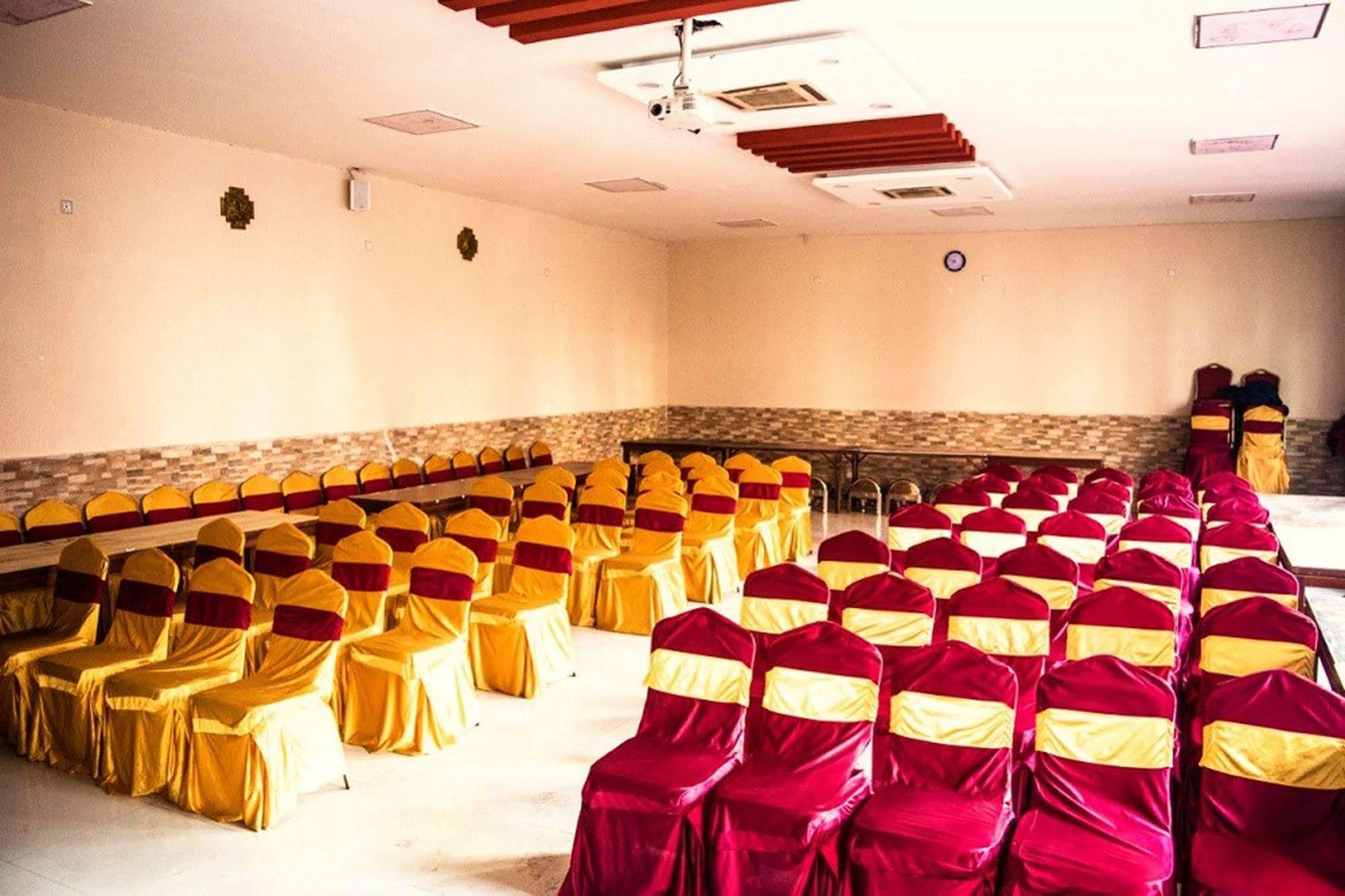 Aryal International Hotel Катманду Екстер'єр фото